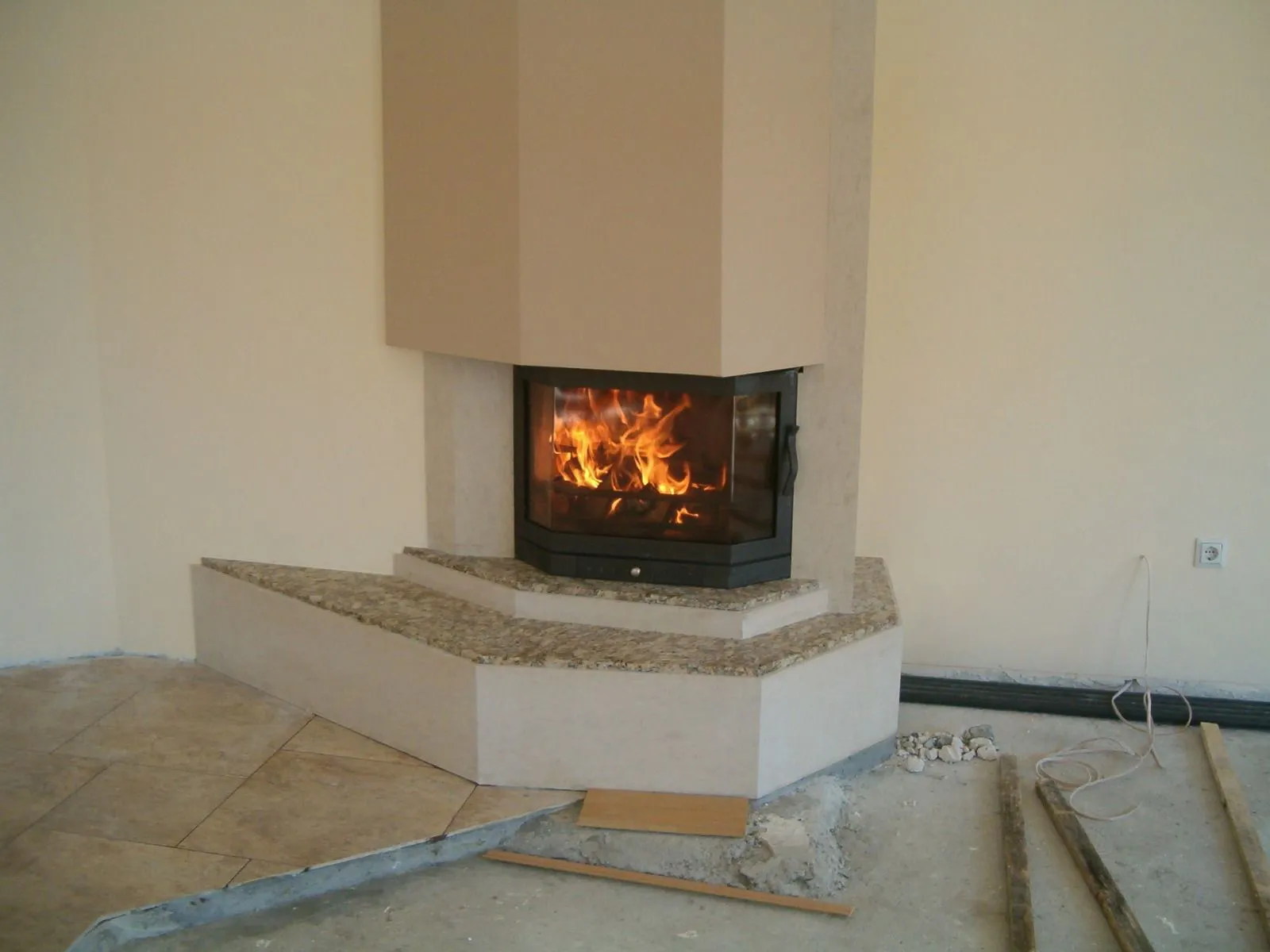 Камина с призматична камера 15 kW, облицована с гранит и варовик